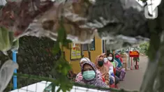Calon pembeli mengantre dengan menerapkan pembatasan jarak fisik atau physical distancing di Taman Anyelir 3, Depok, Selasa (28/4/2020). Penerapan jaga jarak fisik dilakukan agar tidak terjadi penumpukan pelanggan sebagai upaya pencegahan penyebaran COVID-19. (Liputan6.com/Herman Zakharia)