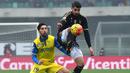 Aksi Alvaro Morata di depan pemain Chievo dalam lanjutan Serie A Italia di Stadion Marc'Antonio Bentegodi, Minggu (31/1/2016). (AFP/Giuseppe Cacace)