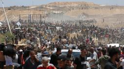Ribuan warga Palestina menyerbu pusat distribusi bantuan yang disalurkan Gaza Humanitarian Foundation (GHF) yang baru dibentuk Amerika Serikat dan Israel di Jalur Gaza tengah pada 29 Mei 2025. (Eyad BABA/AFP)