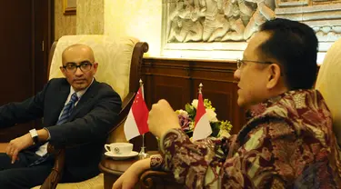 Delegasi kedutaan besar Singapura untuk Indonesia (kiri) menemui Ketua DPD RI Irman Gusman, Jakarta, Jumat (5/12/2014). (Liputan6.com/Andrian M Tunay)