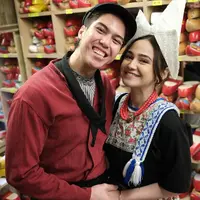 Lihat di sini tampilan El Rumi dan Syifa Hadju pakai baju tradisional Belanda. [@elelrumi].