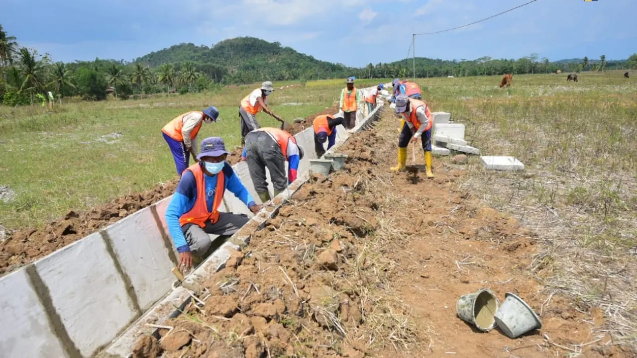 Program Padat Karya Tunai, salah satunya Program Percepatan Peningkatan Tata Guna Air Irigasi (P3TGAI)