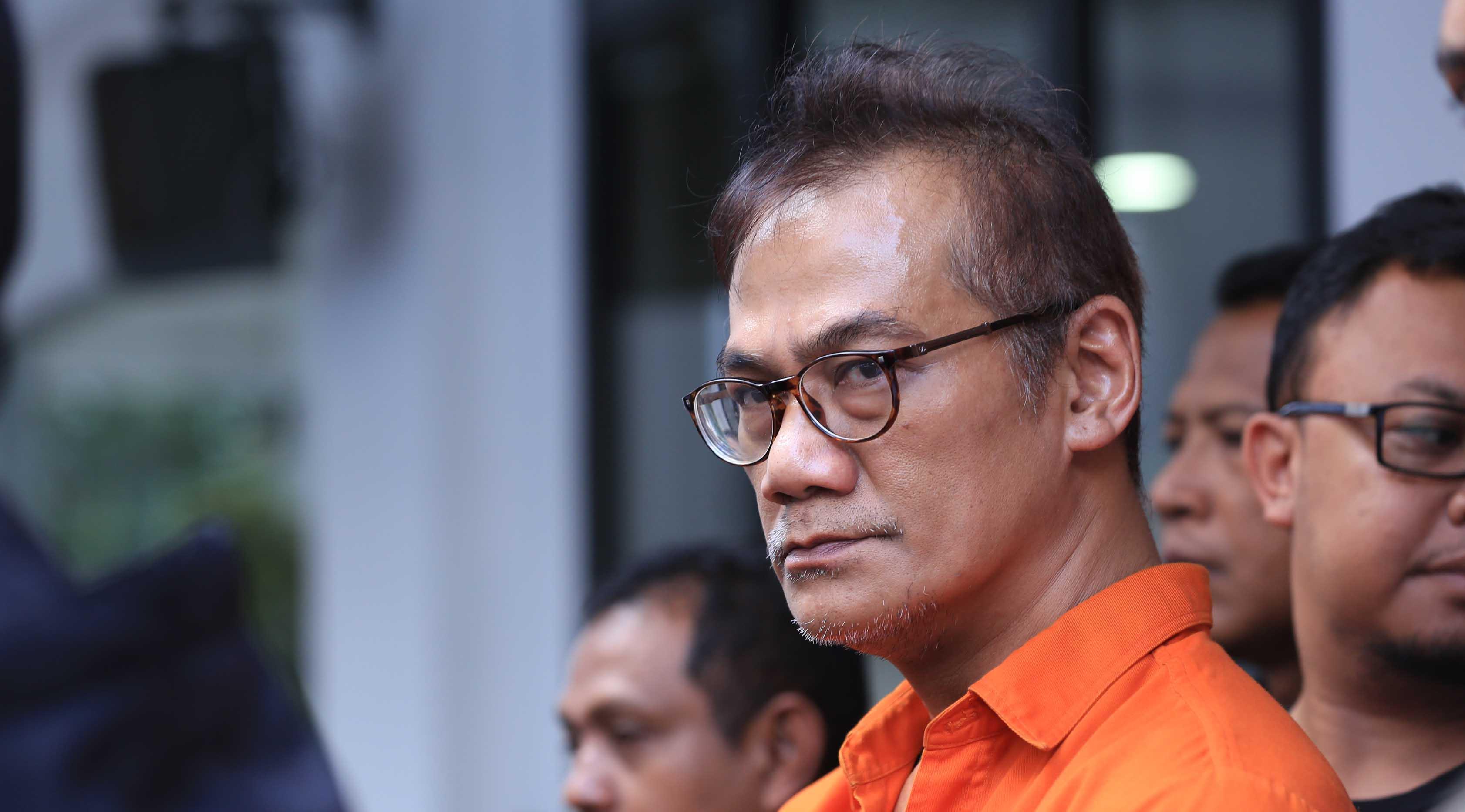 Saat menggelar konferensi pers, Tio mengaku menyesali perbuatannya. Ia juga minta kepada para pengguna untuk berhenti konsumsi narkoba. Dirinya merupakan contoh yang tidak perlu ditiru. (Deki Prayoga/Bintang.com)