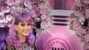 Katy Perry kerap tampil memukau didukung dengan gaya rambutnya yang unik. Salah satunya dengan rambut berwarna ungu ini Katy Perry hadir dalam launching parfum miliknya. (Via instagram/@katyperry)