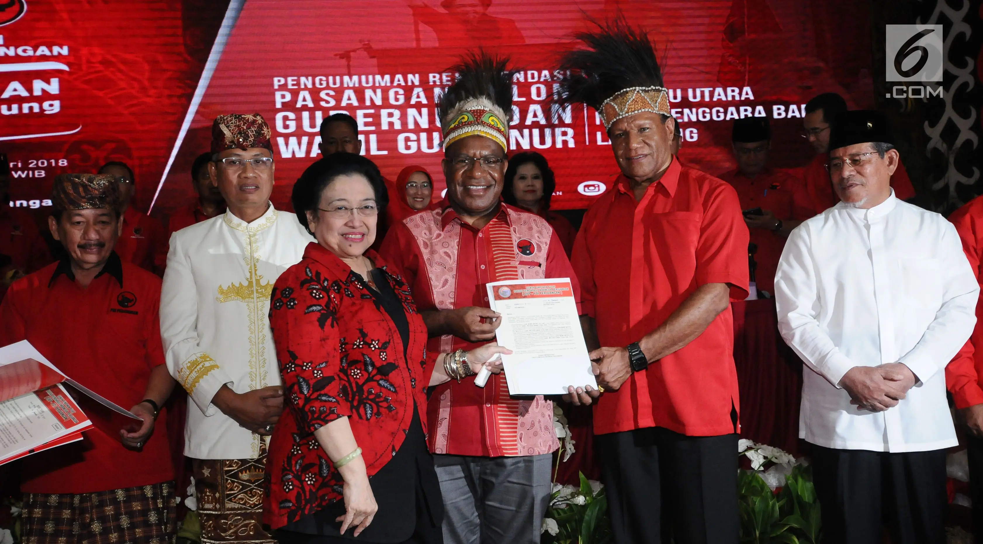 Ketua Umum DPP PDIP, Megawati Sukarnoputri (ketiga kiri) menyerahkan surat rekomendasi kepada pasangan Cagub dan Cawagub Papua di Jakarta, Kamis (4/1). PDIP secara resmi mengumumkan empat pasang cagub dan cawagub. (Liputan6.com/Helmi Fithriansyah)