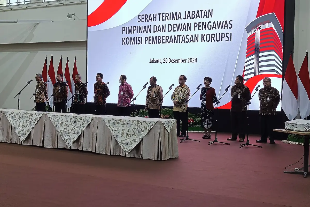 Ketua KPK dan Dewan Pengawas KPK periode 2024-2029 membaca pakta integritas di Gedung Juang KPK, Jumat (20/12/2024).