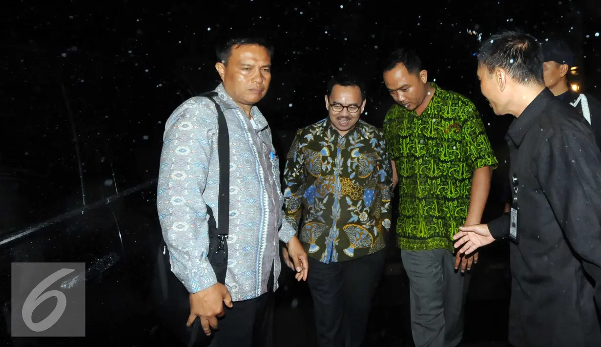 Menteri ESDM, Sudirman berjalan usai menuju mobil usai diperiksa KPK, Jakarta, Jumat (13/11). Sudirman Said diperiksa sebagai saksi dalam kasus suap proyek pembangkit listrik mikro hidro di Kabupaten Deiyai, Papua. (Liputan6.com/Helmi Afandi)