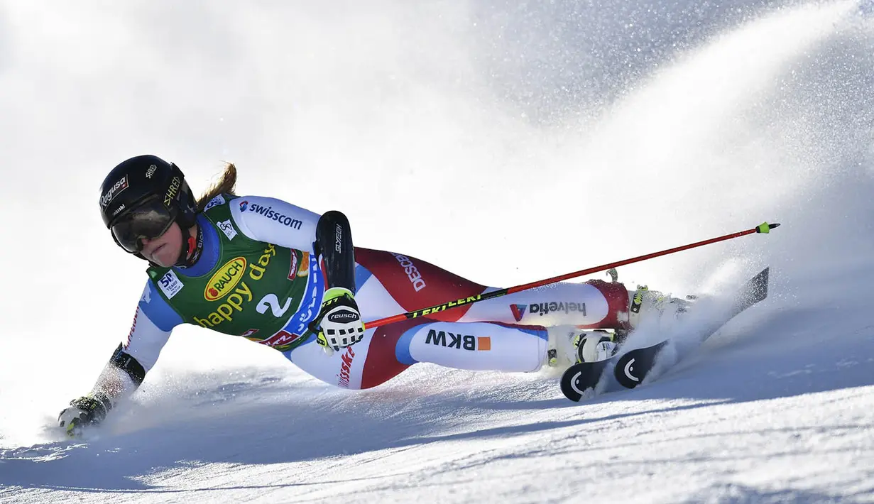 Foto Olahraga Terbaik - Atlet ski asal Swiss, Lara Gut, tampil pada FIS Alpine Ski World Cup di Soelden, Austria, Sabtu (22/10/2016). (EPA/Gian Ehrenzeller)