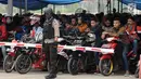 Polisi berjaga di depan antrean pemudik bermotor yang akan masuk ke dalam kapal penyeberangan di Pelabuhan Merak, Banten, Jumat (23/6). H-2 Lebaran 2017, ribuan pemudik bermotor memadati dermaga 6 Pelabuhan Banten. (Liputan6.com/Helmi Fithriansyah)