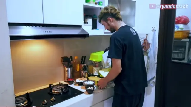 7 Momen Kebersamaan Donny Michael dan Aryani saat Sahur Bersama Buah Hati