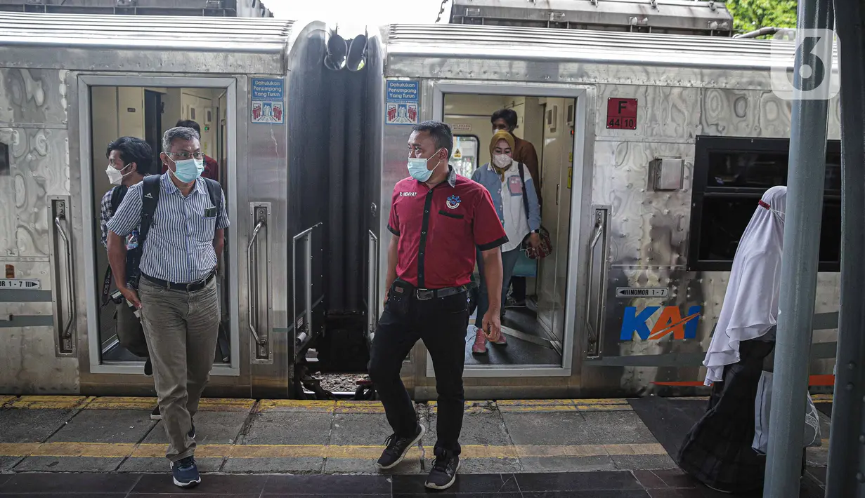 Pengguna KA Jarak Jauh tiba di Stasiun Pasar Senen, Jakarta, Senin (3/1/2022). Jumlah tersebut mencapai 69% dari kapasitas yang KAI sediakan yaitu total 234.262 tempat duduk KA Jarak Jauh. (Liputan6.com/Faizal Fanani)
