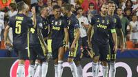 Para pemain Juventus memenangkan Cristiano Ronaldo usai mendapat kartu merah dari wasit saat melawan Valencia pada laga Liga Champions di Stadion Mestalla, Valencia, Rabu (19/9/2018). Juventus menang 2-0 atas Valencia. (AFP/Jose Jordan)