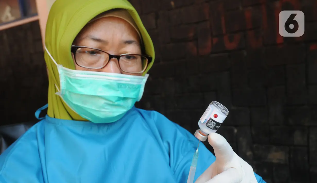 Paramedis bersiap menyuntikkan vaksin COVID-19 secara drive thru GOR Pajajaran, Kota Bogor, Jawa Barat, Rabu (17/3/2021). Kegiatan ini menargetkan 600 warga per hari dan berlangsung hingga tiga bulan ke depan. (merdeka.com/Arie Basuki)
