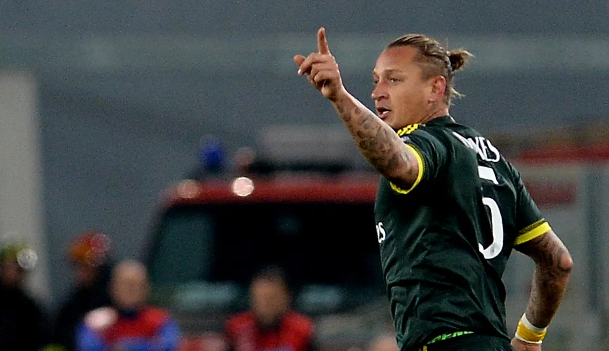Selebrasi pemain AC Milan, Philippe Mexes, setelah mencetak gol kedua ke gawang Lazio dalam lanjutan Serie A Italia di Stadion Olimpico, Roma, Senin (2/11/2015) dini hari WIB. (AFP Photo/Tiziana Fabi)