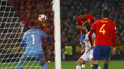 Striker Spanyol, Vitolo, mencetak gol pertama ke gawang Makedonia dalam laga lanjutan Grup G Kualifikasi Piala Dunia 2018 di Estadio Nuevo Los Carmenes, Sabtu (12/11/2016) waktu setempat. (Reuters/ Marcelo del Pozo)