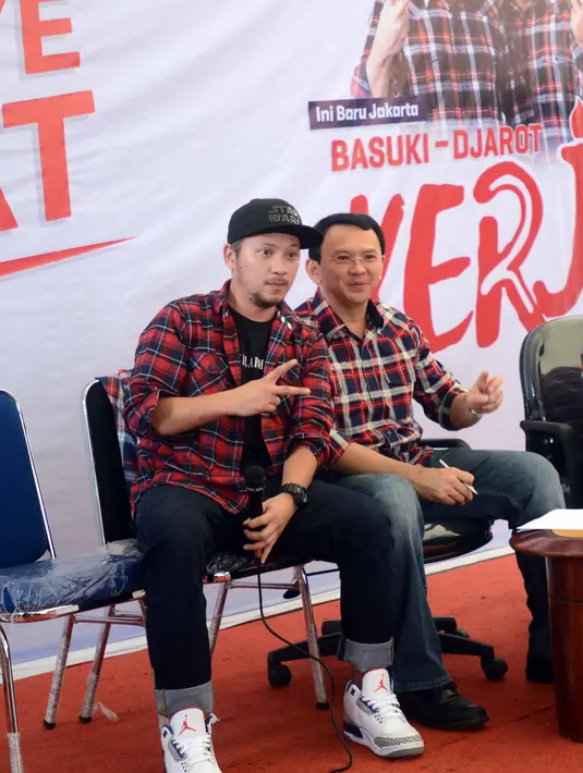 "Kita butuh yang seperti ini, berani dan mau kerja. Saya sendiri datang karena hati saya ya di sini (Ahok-Saiful)," kata Gading Marten di Rumah Lembang, Menteng, Jakarta Pusat, Senin (28/11/2016). (Nurwahyunan/Bintang.com)