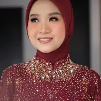 Penampilannya kemudian disempurnakan dengan peach makeup look yang membuat aura anggun calon istri Bintang Emon ini semakin terpancar. (Instagram/trifenaklairine).