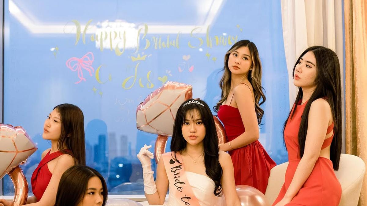 6 Gaya Jessica Jane Bak Pengantin Saat Bridal Shower, Stunning dalam Balutan Dress Putih dan Tiara