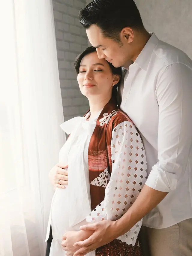 Masuki Trimester Kedua Kehamilan, Ini 6 Potret Asmirandah Pamer Baby Bump