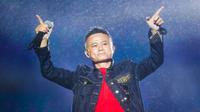 Ekspresi pendiri dan ketua eksekutif Alibaba Group, Jack Ma saat menyanyikan sebuah lagu dalam Festival Musik Yunqi di Hangzhou, China (11/10). Festival ini merupakan bagian dari Konferensi Komputasi di Kota Yunqi. (AFP Photo/STR/China Out)