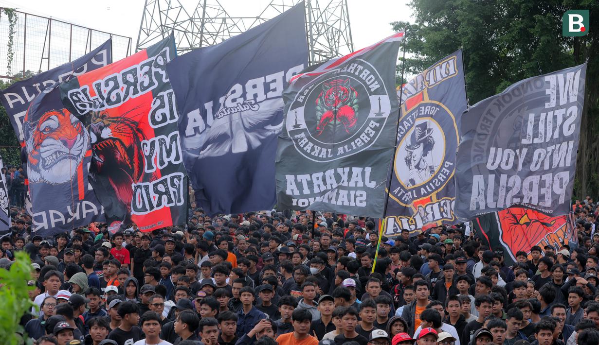 Massa suporter Persija Jakarta, The Jakmania, menggeruduk latihan tim kebanggaannya jelang menghadapi Persib Bandung di BRI Super League 2025/2026 di Persija Training Ground, Depok, pada Jumat (9/1/2026) sore WIB. (Bola.com/M Iqbal Ichsan)