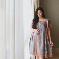 Aktris berusia 32 tahun ini bahkan banyak disebut masih bak ABG karena gayanya yang modis namun tetap dengan outfit-outfit warna netral. (Liputan6.com/IG/@asmirandah89)