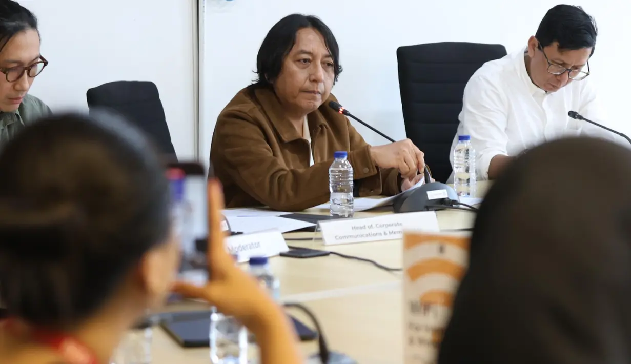 Didampingi Head of Corporate Communications & Membership WAMI, Robert Mulyarahardja serta  Managing Director Suseno Adi Prasetyo, President Director Wahana Musik Indonesia (WAMI) Adi Adrian menjawab sejumlah pertanyaan terkait fakta dan isu yang beredar terkait royalti musisi dan pencipta lagu, Jakarta, Selasa (19/8/2025). (KapanLagi.com/Budy Santoso)