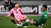 Pemain Inter Miami Lionel Messi (tengah) mencoba mencetak gol ke gawang Vissel Kobe yang dikendalikan Shota Arai (kanan) dalam laga persahabatan yang berlangsung di National Stadium, Tokyo, Jepang, Rabu (7/02/2024).  .  (AFP/Philip Fong)