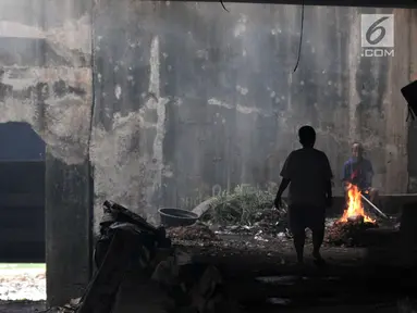 Warga membuat arang di kolong jembatan, Jakarta, Kamis (14/2). Kolong jembatan yang berada di kawasan Jakarta Timur tersebut digunakan oleh warga setempat untuk menernak hewan dan membuat arang akibat kurangnya lahan. (Merdeka.com/Iqbal S. Nugroho)