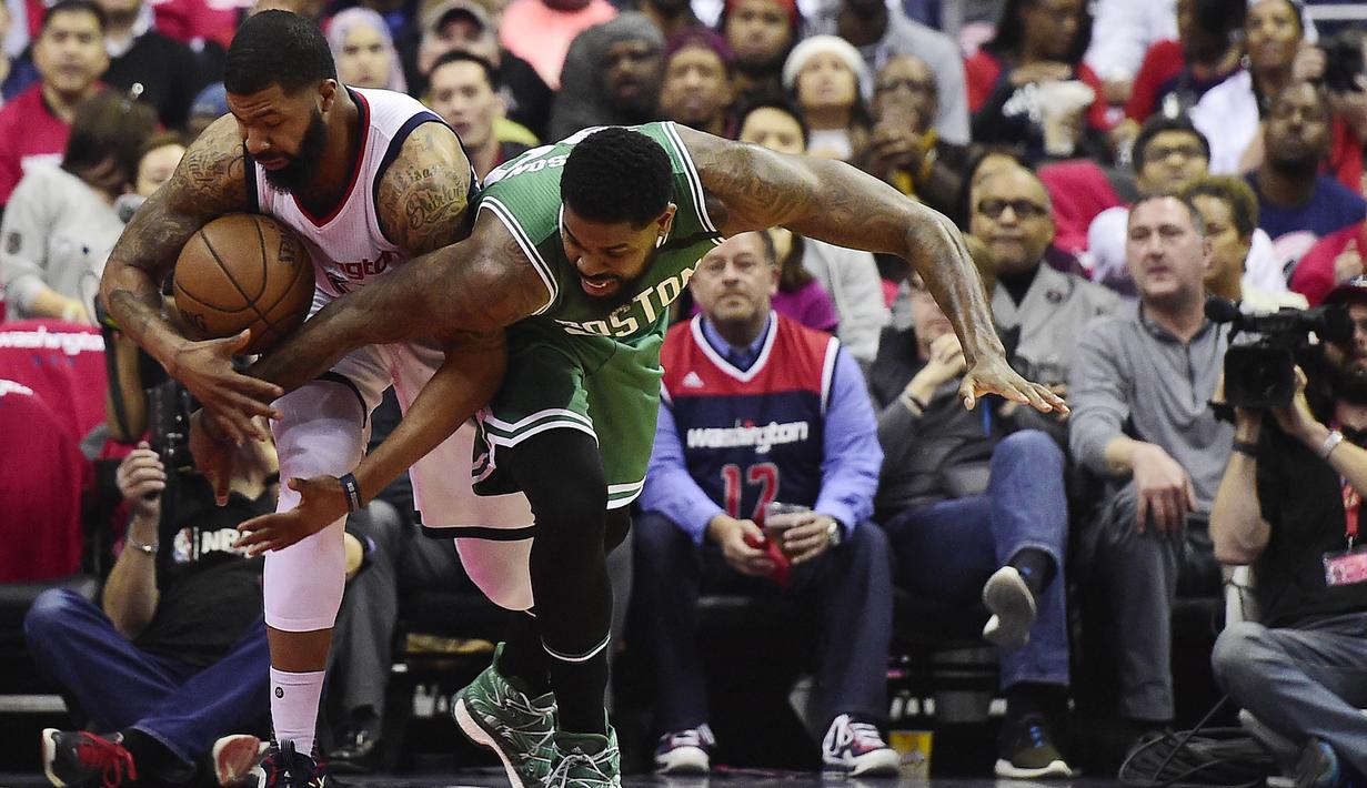 Pebasket Boston Celtics, Amir Johnson, berusaha merebut bola pebasket Washington Wizards,  Markieff Morris, pada Gim 4 semifinal Wilayah Timur di Verizon Center, Washington, Minggu (7/5/2017). Washington Wizard menang 121-102. (AFP/Patrick McDermott)