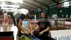 Duta ‘Sheila On 7’ dampingi sang putri bertanding badminton di Kudus, Jateng. Tak hanya menonton, Duta juga merangkap sebagai pelatih.