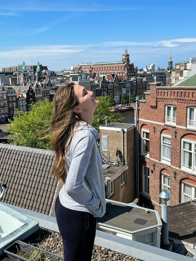 8 Potret Luna Maya Liburan di Amsterdam, Penampilannya Curi Perhatian