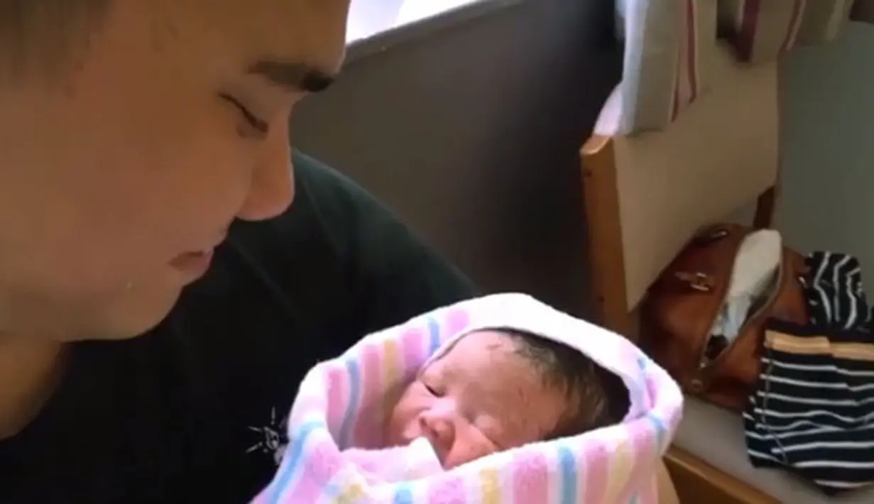 Kabar bahagia soal proses melahirkan Acha tentu menjadi kebahagiaan banyak pihak, meskipun belum diketahui nama bayi mungil mereka. Lewat video yang disebarkan ibunda Acha, Rita Emza, Vicky memanggilnya dengan nama Bri. (Instagram/septriasaacha)