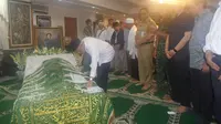 Gubernur Anies Baswedan menyalatkan jenazah Rubinetta Wiyogo, istri mantan Gubernur DKI Jakarta Wiyogo (Liputan6.com/ Delvira Hutabarat)