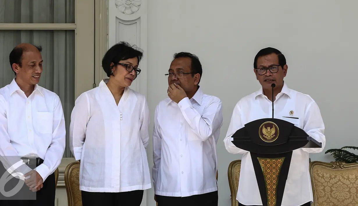 Seskab Pramono Anung memberikan keterangan saat pengumuman pergantian menteri Kabinet Kerja di Istana Negara, Jakarta, Rabu (27/7). Ada 9 nama baru yang masuk ke dalam Kabinet Kerja dan 4 menteri yang digeser posisinya. (Liputan6.com/Faizal Fanani)