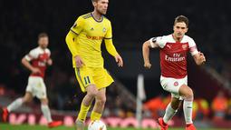 Aksi Alexandr Hleb pada leg 2, babak 16 besar Liga Europa yang berlangsung di stadion Emirates, London, Jumat (22/2). Arsenal menang 3-0 atas Bate Borisov. (AFP/Glyn Kirk)