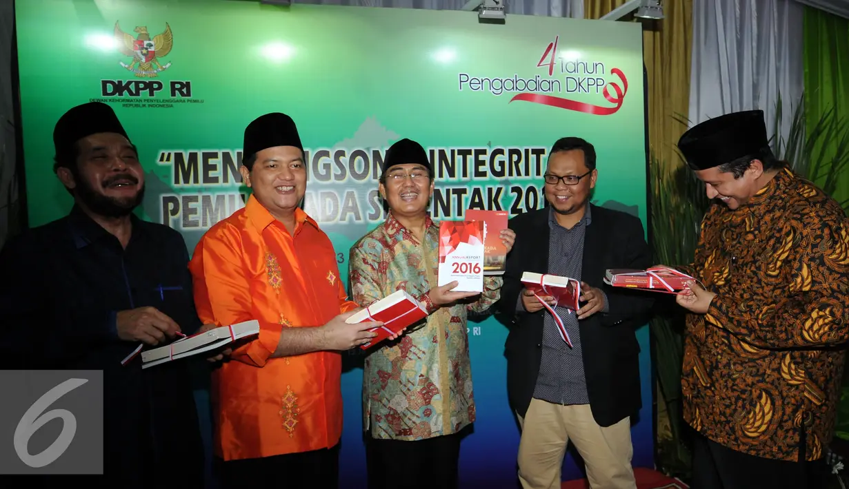 Ketua DKPP, Jimly Asshiddiqie (tengah) bersama pimpinan lembaga lainnya menunjukkan buku yang diluncurkan di Jakarta, Senin (13/6/2016). DKPP meluncurkan buku yang merekam jejak Pemilukada Serentak pada 2015 lalu. (Liputan6.com/Helmi Fithriansyah)