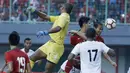 Bek timnas Indonesia, Achmad Jufriyanto, menyundul bola saat pertandingan melawan Fiji pada laga persahabatan di Stadion Patriot, Bekasi, Sabtu, (2/9/2017). Skor berakhir imbang 0-0. (Bola.com/M Iqbal Ichsan)
