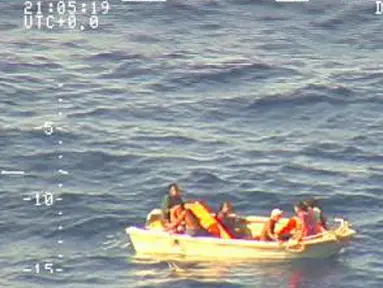 Tujuh penumpang ditemukan terombang-ambing selama empat hari di atas perahu penyelamat di tengah Samudra Pasifik, Minggu (28/1). Mereka adalah korban selamat dari peristiwa tenggelamnya kapal feri MV Butiraoi di Kiribati (HO/NEW ZEALAND DEFENCE FORCE/AFP)