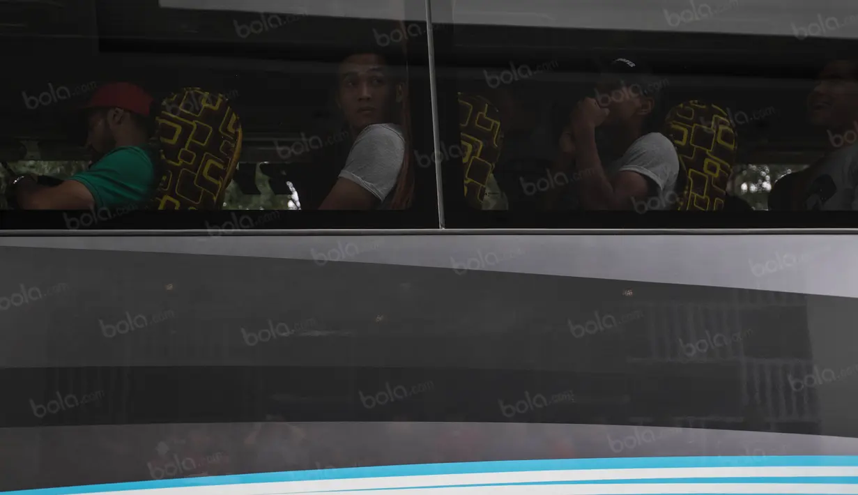 Bek Timnas Indonesia, Gunawan Dwi Cahyo, berada di dalam bus yang akan berangkat ke Bandara Soekarno-Hatta untuk menuju Vietnam di Hotel Lor In, Jawa Barat, Minggu (4/12/2016). (Bola.com/Vitalis Yogi Trisna)