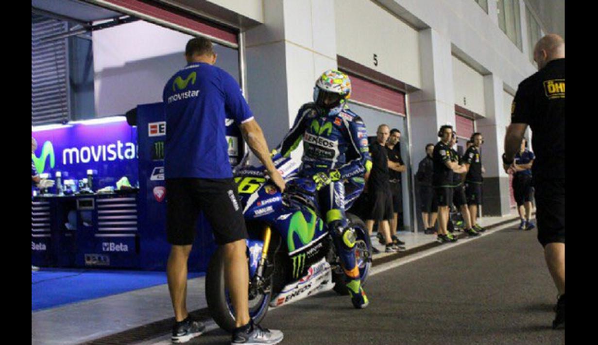 Valentino Rossi saat kembali ke pit dalam tes pramusim MotoGP hari pertama di Sirkuit Losail, Qatar, Rabu (2/3/2016) waktu setempat. (Bola.com/Twitter)