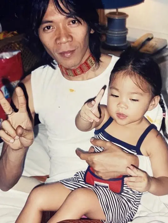 Mezzaluna kecil memang sangat lucu. Ia pintar berekspresi mengikuti gaya sang ayah. Potretb kebersamaan Bimbim dan Mezzaluna berhasil menyita perhatian publik. Banyak yang terkesima akan sosok Bimbim yang cinta anak. (Liputan6.com/IG/mezzaluna)