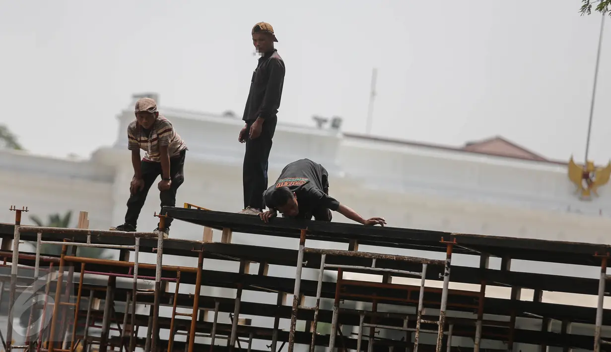 Pekerja menyelesaikan panggung untuk persiapan peringatan HUT Kemerdekaan RI ke-70 di halaman Istana Merdeka, Jakarta, Kamis (6/8). Persiapan terus dilakukan di kompleks Istana jelang perayaan hari kemerdekaan 17 Agustus 2015. (Liputan6.com/Faizal Fanani)