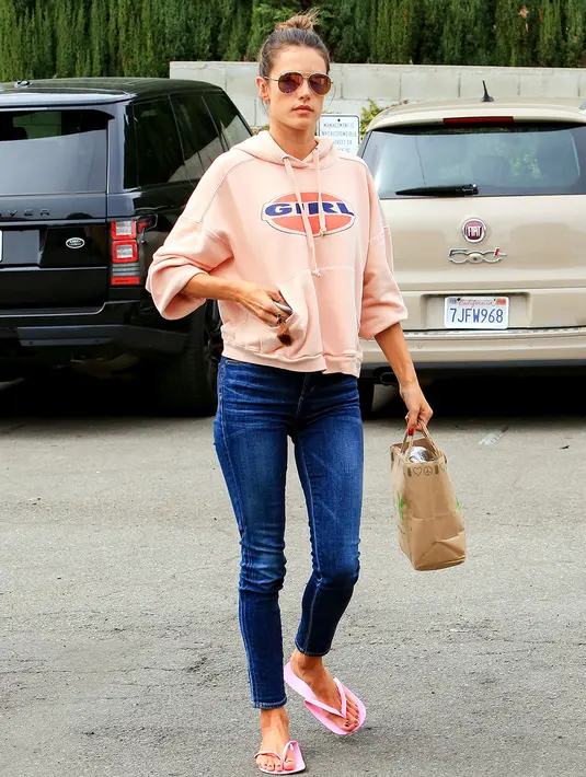 Bahkan model papan atas dunia tetap memilih sandal jepit demi kenyamanan kakinya. (REX/Shutterstock/HollywoodLife)
