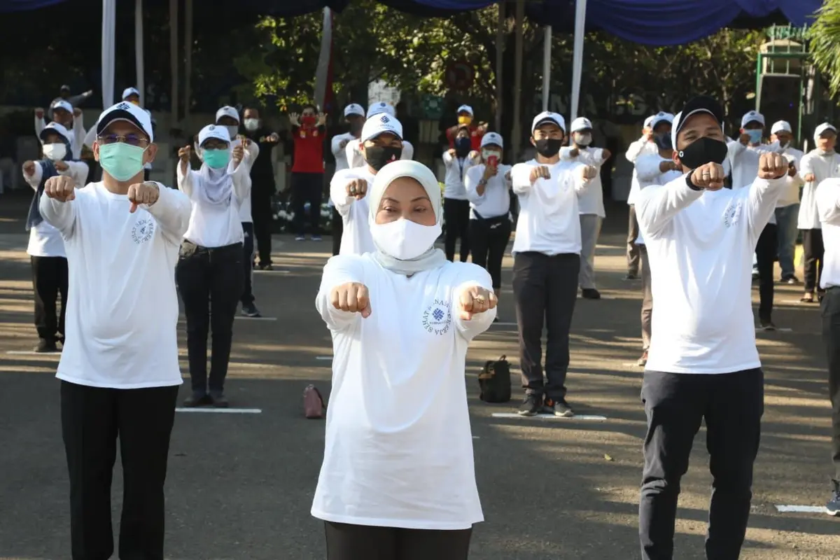 Menteri Ketenagakerjaan, Ida Fauziyah, secara resmi meluncurkan Senam Pekerja Sehat di Kawasan Berikat Nusantara (KBN) Marunda, Jakarta Utara, Selasa (25/8/2020). (Dok Kemnaker)
