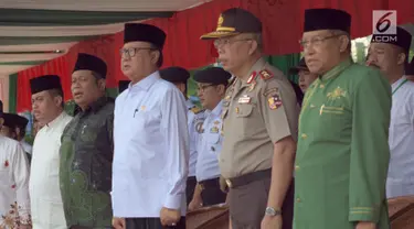 Menteri Dalam Negeri Tjahjo Kumolo, Ketua PBNU Said Aqil Siradj, menyanyikan lagu Indonesia Raya pada Apel Hari Santri Nasional 2017, di Tugu Proklamasi, Jakarta, Minggu (22/10). (Liputan6.com/Fery Pradolo)