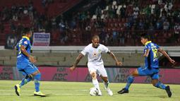 Striker Persebaya Surabaya, David da Silva, berusaha melewati kepungan pemain Persib Bandung pada laga Liga 1 Indonesia di Stadion I Wayan Dipta, Bali, Jumat (18/10). Persib menang 4-1 atas Persebaya. (Bola.com/Aditya Wany)