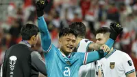 Kiper Timnas Indonesia, Ernando Ari merayakan kemenangan timnya atas Vietnam pada laga Grup D Piala Asia 2023 di Abdullah bin Khalifa Stadium, Doha, Qatar, Jumat (19/01/2024). (AFP/Karim Jaafar)