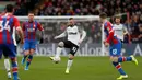 Gelandang Derby County, Wayne Rooney, mengontrol bola saat melawan Crystal Palace pada laga Piala FA di Stadion Selhurst Park, London, Minggu (5/1). Palace kalah 0-1 dari Derby. (AFP/Ian Kington)