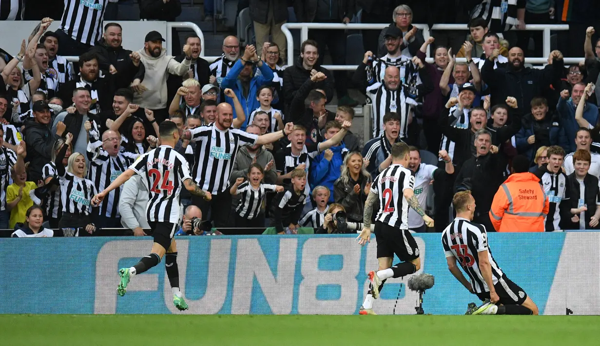 Bek Newcastle United, Dan Burn (kanan) berselebrasi dengan rekan setimnya setelah mencetak gol ke gawang Brighton & Hove Albion pada pertandingan lanjutan Liga Inggris di St James 'Park di Newcastle-upon-Tyne, timur laut Inggris pada 18 Mei 2023. (AFP/Oli Scarff)